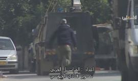 شاب يلاحق جيبات الاحتلال بحجارته خلال مواجهات نعلين قضاء رام الله .