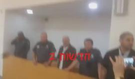 الظهور الأول للاعلام .. 

مقطع فيديو يظهر الأسير "كريم يونس" عميد الأسرى الفلسطينيين في سجون الاحتلال سكان بلدة عارة بالداخل المحتل أثناء دخوله قاعة المحكمة في حيفا ويقول إن اضراب الأسرى مستمر وبهمة قوية 

يشار الى أن الأسير أمضى 36 عاما في الأسر من أصل 4