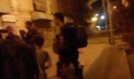 #شاهد
قوات الاحتلال تركب كاميرات مراقبة على اسطح منازل المواطنين في شارع الشهداء وسط مدينة #الخليل .