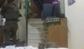 جانب من اقتحام قوات الاحتلال منازل المواطنين في دورا بالخليل