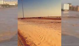 #شاهد سيول كبيرة في منطقة الوديعة بالسعودية وإخلاء عشرات المواطنين