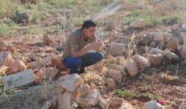 في أول أيام العيد ... أهالي ريف حلب الغربي يزورون مقابر شهداءهم