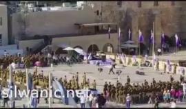 تجمع جنود الاحتلال في ساحة حائط البراق بالقدس المحتلة مساء اليوم.