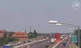 #شاهد لحظة وقوع انفجارات ضخمة في حادث صهريج الوقود في بولونيا الإيطالية

تسببت في مقتل شخص وأصيب العشرات.