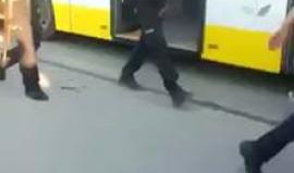 #شاهد
المواطنون الأتراك يحييون عناصر الشرطة والتي آزرت الشرعية