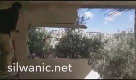 #شاهد قوات الاحتلال تُجبر مواطن فلسطيني على هدم منزله في بلدة سلوان بالقدس المحتلة صباح اليوم