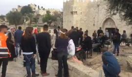 فلسطينية تصر على الاستمرار في مسيرة نصرة للقدس المحتلة في باب العامود رغم إصابتها عقب الاعتداء عليها من قوات الاحتلال