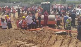 #شاهد انتشال أكثر من 18 إصابة ومازال البحث مستمرا عن مفقودين إثر انهيار مبنى أرضي من عدة طبقات في "تل ابيب" بعد سقوط رافعة كبيرة، وتقديرات بوجود نحو 30 تحت الأنقاض وفق الإذاعة العبرية .