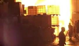 #فيديو 8 فرق إطفاء تحاول السيطرة على حريق اندلع منذ ساعتين في مصنع لانتاج زيت الزيتون في كيبوتس فرد بالجليل المحتل