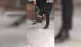 تخيل أن يحصل معك هذا .. ماذا ستفعل؟

#فيديو صيني نسـي صنبور المياه مفتوحا فعاد فوجد منزله كتلة من الجليد!