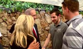 #شاهد .. الاسير السابق لدى حركة حماس في قطاع غزة جلعاد شاليط يصافح نتنياهو وزوجته خلال حفل تأبين أقيم في مقبرة بالقدس المحتلة لشقيق نتنياهو "يوناتان" اللذي قتل في عملية عنتيبي في أوغندا قبل 40 عاما " على يد المقاومة الفلسطينية .