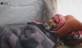 رجل مسن في مخيم #شمارخ بريف #حلب الشمالي يعاني من أوضاع صحية صعبة نتيجة الوضع الإنساني