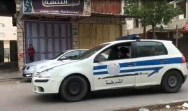 #شاهد سيارة شرطة تتبع للسلطة تمر دون اكتراث أثناء اعتقال جنود الاحتلال عددا من الشبان خلال مواجهات اليوم في الخليل.