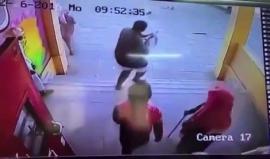 تداول فيديو لـ طالب سعودي يقتحم مدرسته حاملا السلاح في أعقاب مشاجرة !