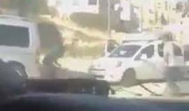 قوة خاصة من جيش الاحتلال تعتقل الشاب فارس نواورة في شارع المسلخ بمدينة بيت لحم .