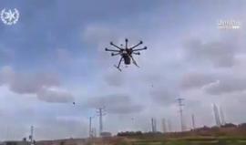 #شاهد جيش الاحتلال يستخدم طائرة بدون طيار لاطلاق قنابل غاز صوب متظاهري غزة