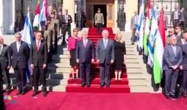 رئيس الوزراء المجري يستقبل نتنياهو في مقر البرلمان ببودابست
