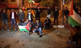 #شاهد جانب من المسيرة التي انطلقت في مدينة #الخليل نصرة لغزة وتنديداً بنقل سفارة أمريكا للقدس المحتلة والمواجهات مع قوات الاحتلال
تصوير محمد حلايقة