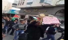 #شاهد #مباشر مظاهرة على دوار ابن رشد في مدينة الخليل رفضا لقرار ترامب بشأن القدس .
#القدس_عاصمة_فلسطين