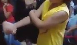 #شاهد .. توأم الطفلة الشهيدة لمى موسى " 4 سنوات"  في وداع شقيقتها "بدي أختي تعيد معي".