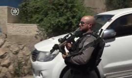 الشرطة الإسرائيلية تداهم منزل عائلة الشهيد علاء أبو دهيم في القدس وتصادر منه مبلغ 43 ألف شيكل، والشهيد أبو دهيم هو منفذ عملية الانتقام لغزة في أحد شوارع القدس عام 2008