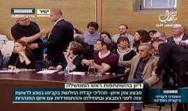 طرد النائب جمال زحالقة خلال جلسة لجنة رقابة الدولة التي عقدت صباح اليوم في الكنيست بحضور نتنياهو والتي ناقشت اخفاقات حرب غزة 2014.ماذا قال النائب زحالقة ؟!وماذا قال والد أحد الجنود القتلى ؟!ترجمة: وكالة شهاب للأنباء