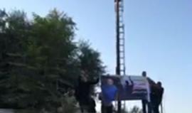 #مباشر  شباب ضد الإستيطان يرفعون العلم الفلسطيني في منطقة تل الرميدة وسط #الخليل قرب  المستوطنات واحتجاجا علىق اعتقال السلطة منسق الشباب عيسى عمرو