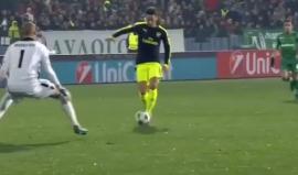 #أوزيل يخطف الأضواء بهدف خرافي

خطف النجم الألماني مسعود أوزيل الأضواء بإحرازه هدفا رائعا لفريقه أرسنال أمام لودوجورتس رازجراد البلغاري، ضمن منافسات دوري أبطال أوروبا لكرة القدم، الثلاثاء 1 نوفمبر/تشرين الثاني.