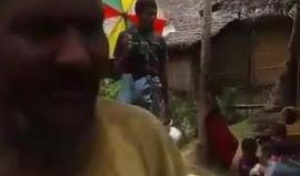روهنغي يروي سبب النزوح إلى #بنغلاديش قائلا: الجيش يقول أنتم "بنغال"ويخيرنا بين النزوح أو حرق منازلنا ونحن أحياء!