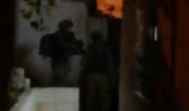 #شاهد لحظة مداهمة قوات الاحتلال لمنزل الصحفي نضال النتشة في مدينة الخليل واعتقاله.