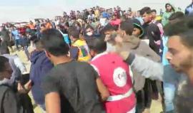 لحظة اصابة المصور الصحفي عبد الرحمن الكحلوت خلال تغطيته لمسيرة العودة شرق غزة ..