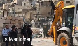 #فيديو الاحتلال يهدم غرفة تستخدم كـ مكتب وسور وبوابة للمواطن محمد عودة ببلدة سلوان بالقدس