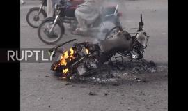 #شاهد أعمال تخريب نفذها أعضاء حزب الحركة القومية المتحدة، ضد محطة تليفزيون "إيه آر واي نيوز" الخاصة، وإطلاق الرصاص عليها، واقتحام المبنى الخاص بها احتجاجًا على تجاهل وسائل الإعلام لتغطية إضرابهم عن الطعام، في مدينة كراتشي الباكستانية

 وكان الهجوم على الق