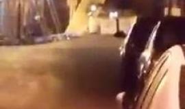 قوات الاحتلال تستخدم ماكينة آلية لتفكيك جسم مشبوه قرب حاجز شارع الشهداء وسط الخليل.