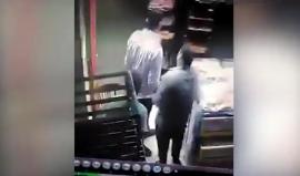 في مصر .. "بلطجي" يشعل النار بـ مواطن أمام فرن بالمعادي

(متداول)