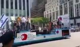 #شاهد يهودي من ناطوري كارتا - المناهضة لإسرائيل - يهتف في شوارع #أمريكا بأغاني حركة #حماس ويحمل علم فلسطين قائلاً: لن نعترف بإسرائيل.. الله أكبر 

#القدس_عاصمة_فلسطين