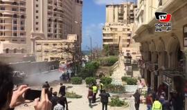 #فيديو مقتل شرطيين مصريين وإصابة آخرين جراء انفجار سيارة مفخخة بموكب اللواء مصطفى النمر مدير أمن الإسكندرية