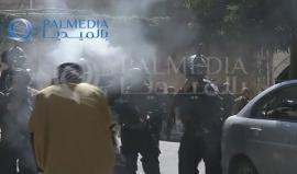 #شاهد| كيف تصدى مسن فلسطيني لقوات الاحتلال لمنعهم عن إطلاق النار نحو المتظاهرين في #الخليل.