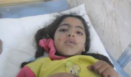 "كنا نايمين أنا وأمي .. إجت الطيارة ضميت الماما فوقع سقف البيت فوقنا".. طفلة سورية تروي أهوال القصف على منزل عائلتها بريف #إدلب