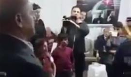 "انهي.. انتوا سلمتوه".. #شاهد طرد القيادي في حركة فتح عزام الأحمد من بيت عزاء الشهيد أحمد نصر جرار