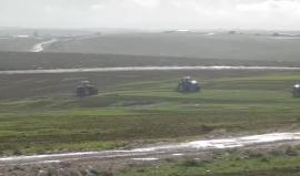 #فيديو الاحتلال يُصادر أراض للمواطنين الفلسطينيين في قرية وادي النعم بالنقب المحتل ويشرع بحراثتها