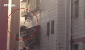 في الصين .. "عابر سبيل" يتسلق 6 طوابق لإنقاذ طفل عالق مهدد بالسقوط