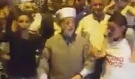 #شاهد أهالي القدس يحملون الشيخ محمد حسين على الأكتاف أثناء توجهه لمنزله في حي واد قدوم جنوب المسجد الأقصى بعد الانتصار على اجراءات المحتل