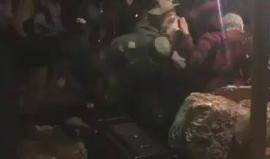 #شاهد الاحتلال يهاجم قرية صارورة في مسافر يطا جنوب الخليل ويعتدي على مواطنين ونشطاء فيها ويصادر جميع الخيام منها

يشار الى أن القرية أقيمت لتسليط الضوء على انتهاكات المستوطنين المستمرة