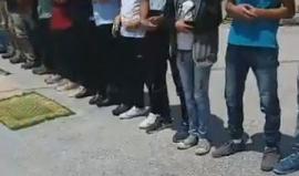 #شاهد | صلاة الجمعة على المدخل الشمالي لبيت لحم قبيل انطلاق فعاليات التضامن مع الأسرى المضربين منذ 19 يوما .