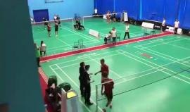 سعوديون يواصلون صفع الاحتلال في اللقاءات الرياضية .. 
#شاهد| لاعبا المنتخب السعودي لـ"الريشة الطائرة" يرفضان مصافحة منتخب الاحتلال وينسحبان من المباراة خلال بطولة دولة للشباب في أوكرانيا