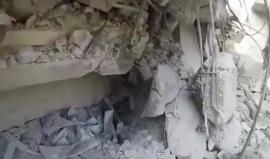 مشاهد من #الغوطة_الشرقية خلال حملة القصف الممنهج على المدنيين. إنتشال أطفال من تحت أنقاض بناء مدمر جراء القصف الجوي بصواريخ ارتجاجية على مدينة سقبا