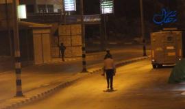 #شاهد
لحظة اعتقال قوات الاحتلال للزميل الصحفي منتصر نصار بعد مداهمة منزله في مدينة دورا جنوب الخليل.
تصوير عامر أبو عرفة