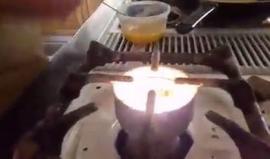 #شاهد السوريون يستخدمون بقايا قنابل الفسفور الحارقة لـ طهي الطعام!