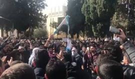 #شاهد حرق علم الكيان الصهيوني خلال مظاهرة في الجامعة الاردنية . 
#القدس_عاصمة_فلسطين 
#جمعة_النفير_للقدس